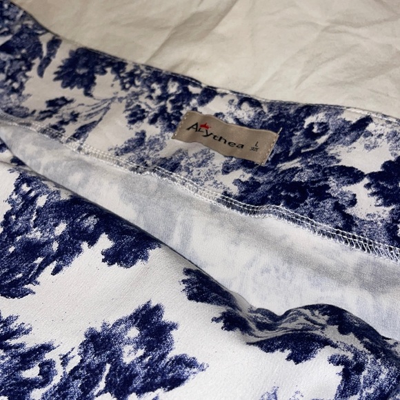 NEW Blue and white flower patterned stretchy mid length dress - Picture 3 of 7